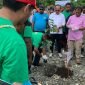 Momen penanaman pohon pada peringatan Hari Lingkungan Hidup Sedunia di Jalan WR Supratman, Mimika, Papua Tengah, Rabu (5/6/2024). (Foto: Galeri Papua/Moh. Wahyu Welerubun)
