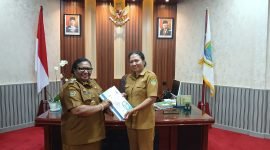 Pj Gubernur Papua Tengah, Ribka Haluk, menerima pelimpahan aset dari Pemerintah Provinsi Papua. (Foto: Istimewa) 