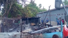 Tim Damkar saat memadamkan sisa-sisa api yang masih menyala. (Foto: Galeri Papua/Jefri Manehat)