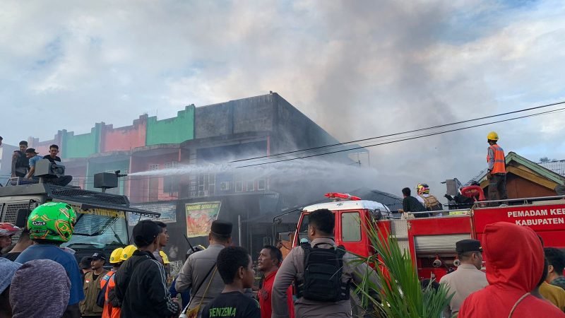 Petugas sedang berusaha memadamkan api. (Foto: Galeri Papua/Moh. Wahyu Welerubun)