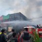 Petugas sedang berusaha memadamkan api. (Foto: Galeri Papua/Moh. Wahyu Welerubun)