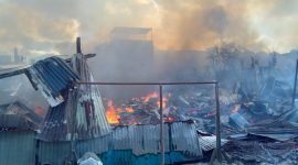Tampak sejumlah puing bekas bangunan yang hangus terbakar di depan Bank Papua Cabang Timika, Jumat (7/6/2024) sore. (Foto: Galeri Papua/Jefri Manehat)