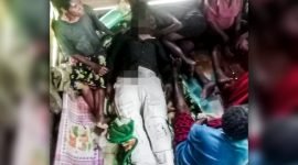 Jenazah Almarhum Senus Lapitalen disemayamkan di rumahnya di Kampung Calap, Distrik Borme, Pegunungan Bintang. (Foto: Istimewa/Satgas Humas Ops Damai Cartenz 2024) 