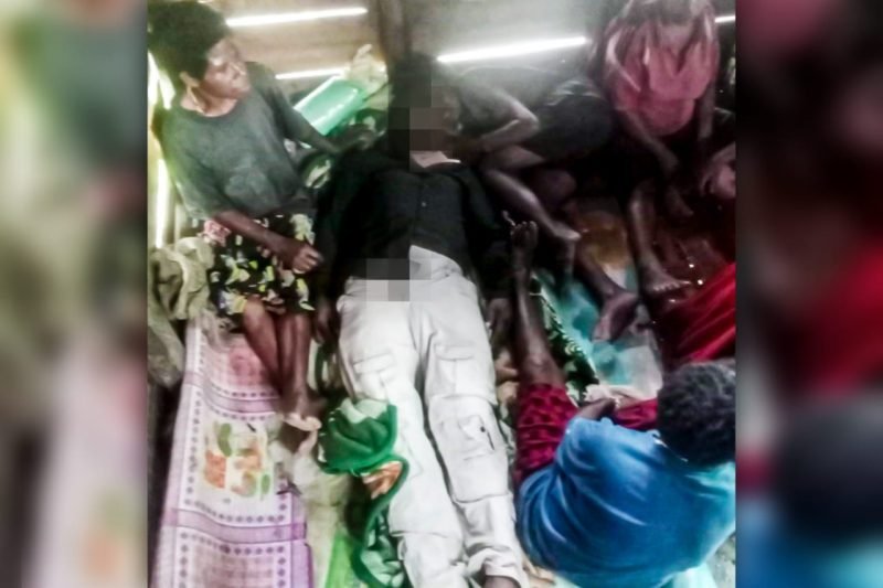 Jenazah Almarhum Senus Lapitalen disemayamkan di rumahnya di Kampung Calap, Distrik Borme, Pegunungan Bintang. (Foto: Istimewa/Satgas Humas Ops Damai Cartenz 2024) 