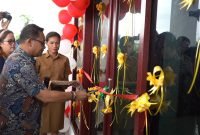 Pj Bupati Mappi, Michael R. Gomar, melakukan pengguntingan pita dalam persemian Kantor Baru Distrik Obaa, Kamis (6/6/2024). (Foto: Istimewa/Humas Pemda Mappi)