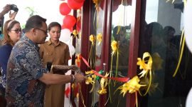 Pj Bupati Mappi, Michael R. Gomar, melakukan pengguntingan pita dalam persemian Kantor Baru Distrik Obaa, Kamis (6/6/2024). (Foto: Istimewa/Humas Pemda Mappi)