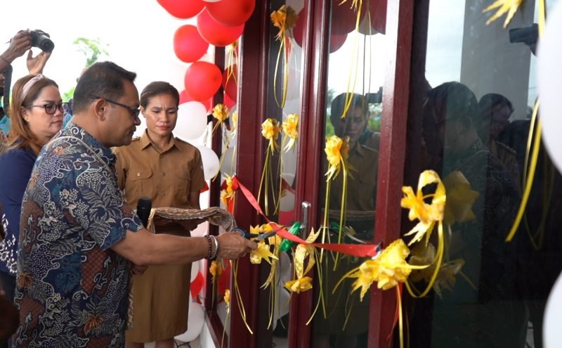 Pj Bupati Mappi, Michael R. Gomar, melakukan pengguntingan pita dalam persemian Kantor Baru Distrik Obaa, Kamis (6/6/2024). (Foto: Istimewa/Humas Pemda Mappi)