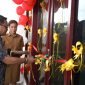 Pj Bupati Mappi, Michael R. Gomar, melakukan pengguntingan pita dalam persemian Kantor Baru Distrik Obaa, Kamis (6/6/2024). (Foto: Istimewa/Humas Pemda Mappi)