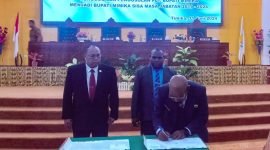 Ketua DPRD Mimika, Anton Bukaleng, menandatangani berita acara hasil rapat paripurna DPRD Kabupaten Mimika tentang Pengumuman Pengusulan Plt Bupati Mimika, Johannes Rettob, menjadi Bupati Mimika. (Foto: Galeri Papua/Jefri Manehat)