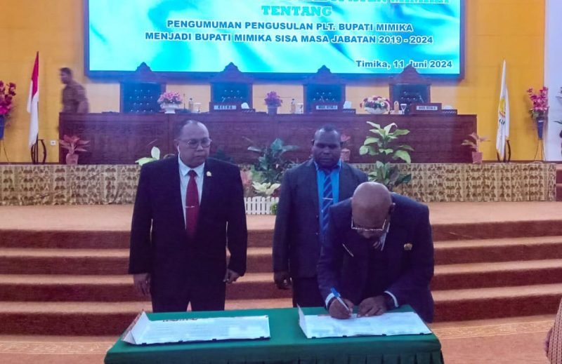 Ketua DPRD Mimika, Anton Bukaleng, menandatangani berita acara hasil rapat paripurna DPRD Kabupaten Mimika tentang Pengumuman Pengusulan Plt Bupati Mimika, Johannes Rettob, menjadi Bupati Mimika. (Foto: Galeri Papua/Jefri Manehat)