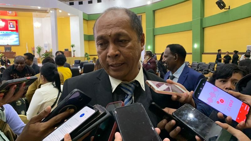 Kepala Dinas PUPR Kabupaten Mimika, Dominggus Robert Mayaut. (Foto: Galeri Papua/Moh. Wahyu Welerubun)