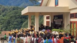 Masyarakat bersukacita merayakan peresmian Gereja Ainggigi di Kampung Aroanop, Distrik Tembagapura, Kabupaten Mimika, Papua Tengah. (Foto: Istimewa/Corporate Communication PT Freeport Indonesia)