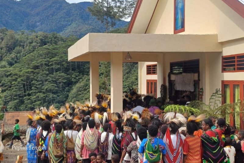 Masyarakat bersukacita merayakan peresmian Gereja Ainggigi di Kampung Aroanop, Distrik Tembagapura, Kabupaten Mimika, Papua Tengah. (Foto: Istimewa/Corporate Communication PT Freeport Indonesia)