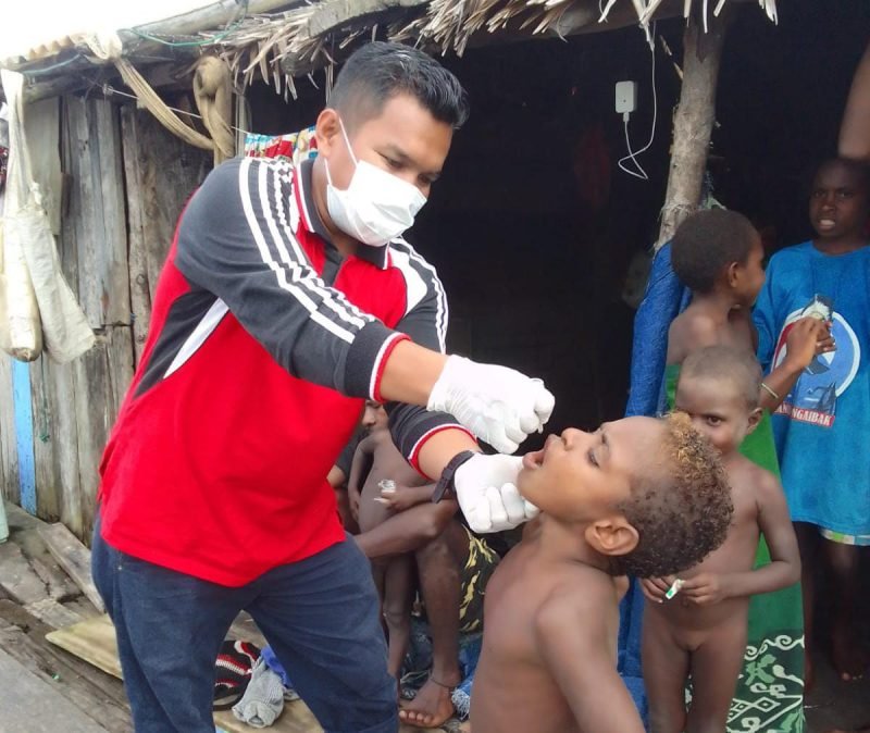 Pemberian imunisasi polio kepada anak-anak di Kabupaten Mimika. (Foto: Istimewa/Dinas Kesehatan Mimika)
