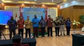 Foto bersama pada pembukaan sosialisasi. (Foto: Galeri Papua/Moh. Wahyu Welerubun)