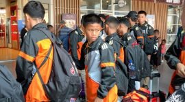 Para siswa PPLPD saat hendak melakukan check-in di Bandara Mozes Kilangin Timika sebelum berangkat ke Jakarta mengikuti U17 JFX Tournament. (Foto: Galeri Papua/Moh. Wahyu Welerubun)