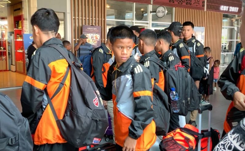 Para siswa PPLPD saat hendak melakukan check-in di Bandara Mozes Kilangin Timika sebelum berangkat ke Jakarta mengikuti U17 JFX Tournament. (Foto: Galeri Papua/Moh. Wahyu Welerubun)