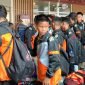 Para siswa PPLPD saat hendak melakukan check-in di Bandara Mozes Kilangin Timika sebelum berangkat ke Jakarta mengikuti U17 JFX Tournament. (Foto: Galeri Papua/Moh. Wahyu Welerubun)