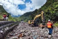 PTFI mengerahkan alat berat guna melakukan perbaikan infrastruktur jalan yang rusak akibat banjir dan longsor di Kampung Waa Banti, Distrik Tembagapura. (Foto: Istimewa/Corporate Communication PTFI)
