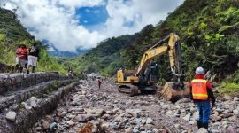 PTFI mengerahkan alat berat guna melakukan perbaikan infrastruktur jalan yang rusak akibat banjir dan longsor di Kampung Waa Banti, Distrik Tembagapura. (Foto: Istimewa/Corporate Communication PTFI)