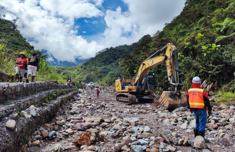 PTFI mengerahkan alat berat guna melakukan perbaikan infrastruktur jalan yang rusak akibat banjir dan longsor di Kampung Waa Banti, Distrik Tembagapura. (Foto: Istimewa/Corporate Communication PTFI)