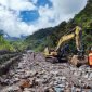 PTFI mengerahkan alat berat guna melakukan perbaikan infrastruktur jalan yang rusak akibat banjir dan longsor di Kampung Waa Banti, Distrik Tembagapura. (Foto: Istimewa/Corporate Communication PTFI)