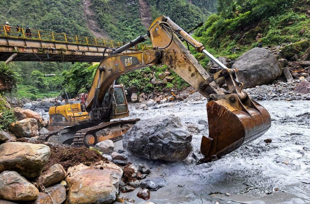 Proses normalisasi sungai Agawagong guna mencegah pengikisan tanggul yang menopang jembatan di kampung Waa Banti. (Foto: Istimewa/Corporate Communication PTFI)