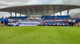 Foto bersama sebelum para peserta menunjukkan kebolehannya dalam seleksi PFA Cari Bakat 2024 di Kabupaten Mimika, Papua Tengah, Jumat (14/6/2024). (Foto: Galeri Papua/Endy Langobelen)