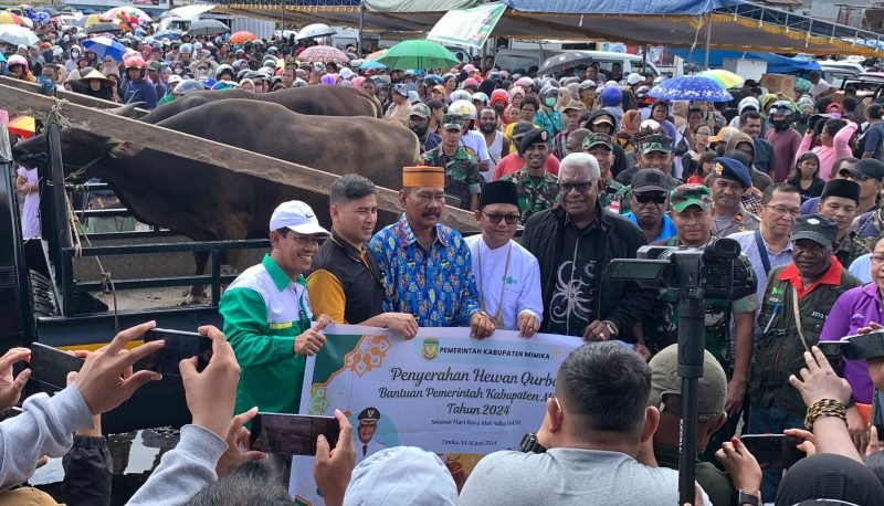 Bupati Mimika, Johannes Rettob, menyerahkan hewan kurban secara simbolis kepada pengurus ormas dan perwakilan dewan masjid. (Foto: Galeri Papua/Moh. Wahyu Welerubun)