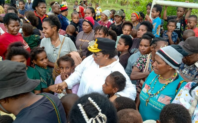 Penjabat Gubernur Papua Tengah, Ribka Haluk, saat menemui warga masyarakat yang mengungsi ke Nabire akibat konflik bersenjata di Paniai, Papua Tengah. (Foto: Istimewa)