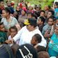 Penjabat Gubernur Papua Tengah, Ribka Haluk, saat menemui warga masyarakat yang mengungsi ke Nabire akibat konflik bersenjata di Paniai, Papua Tengah. (Foto: Istimewa)