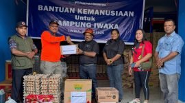 Senior Vice President (SVP) Community Relations PT Freeport Indonesia, Nathan Kum, menyerahkan secara simbolis bantuan 3 ton bahan makanan melalui BPBD Mimika, Senin (17/06/2024). (Foto: Istimewa/Corporate Communication PTFI)