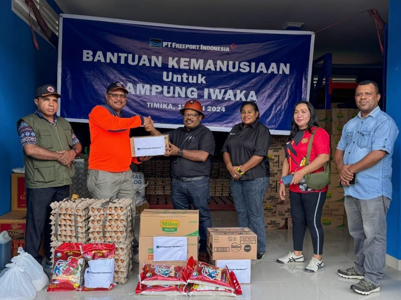 Senior Vice President (SVP) Community Relations PT Freeport Indonesia, Nathan Kum, menyerahkan secara simbolis bantuan 3 ton bahan makanan melalui BPBD Mimika, Senin (17/06/2024). (Foto: Istimewa/Corporate Communication PTFI)