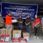 Senior Vice President (SVP) Community Relations PT Freeport Indonesia, Nathan Kum, menyerahkan secara simbolis bantuan 3 ton bahan makanan melalui BPBD Mimika, Senin (17/06/2024). (Foto: Istimewa/Corporate Communication PTFI)