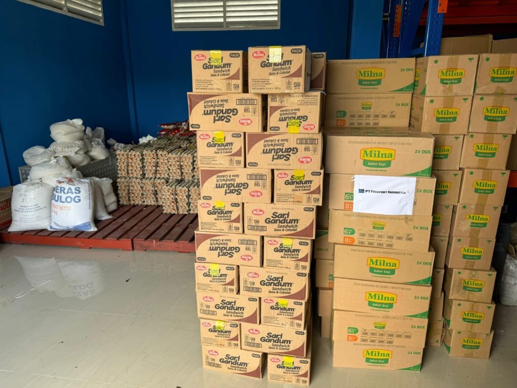 BPBD Mimika akan menyalurkan bantuan melalui Kepala Distrik dan Kepala Kampung Iwaka guna memastikan penyaluran bantuan berjalan lancar. (Foto: Istimewa/Corporate Communication PTFI)