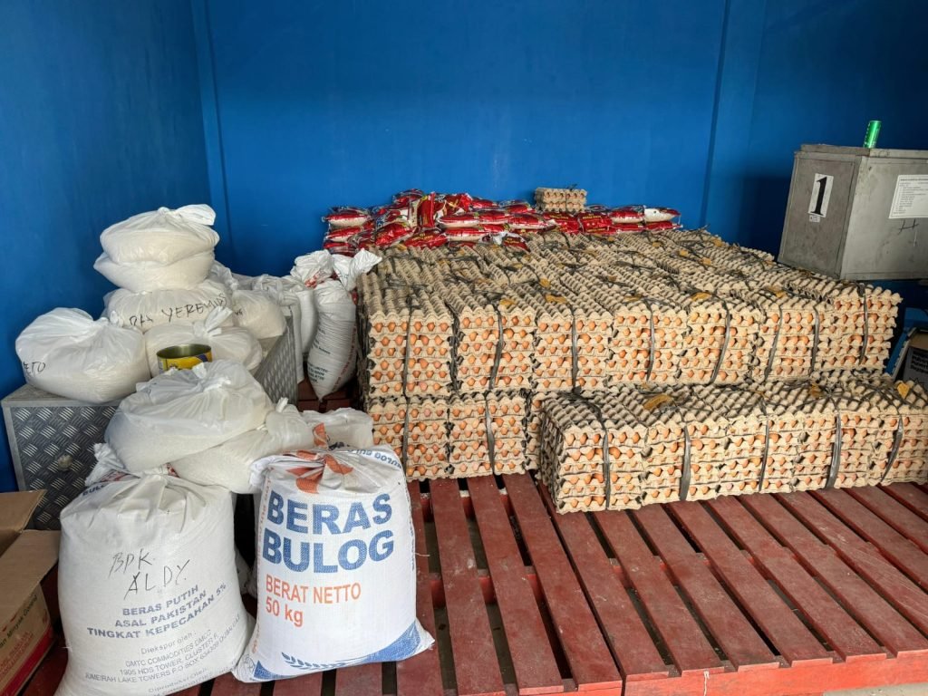 Total sebanyak 3 ton bantuan bahan makanan diserahkan PT Freeport Indonesia melalui BPBD Mimika untuk warga Distrik Iwaka. (Foto: Istimewa/Corporate Communication PTFI)