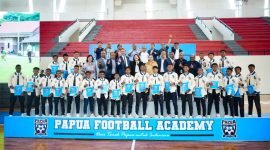 Foto bersama para siswa angkatan perdana, pelatih, staf ofisial dan Direktur PFA, pihak PTFI, PT GGN, Dinas Pendidikan Kabupaten Mimika, Askab Mimika, dan legenda sepak bola Indonesia asal Papua, Rully Nere, dalam acara kelulusan yang berlangsung di indoor hall Basket Mimika Sports Complex, Rabu (19/6/2024). (Foto: Istimewa/Corporate Communication PTFI)