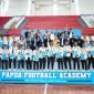 Foto bersama para siswa angkatan perdana, pelatih, staf ofisial dan Direktur PFA, pihak PTFI, PT GGN, Dinas Pendidikan Kabupaten Mimika, Askab Mimika, dan legenda sepak bola Indonesia asal Papua, Rully Nere, dalam acara kelulusan yang berlangsung di indoor hall Basket Mimika Sports Complex, Rabu (19/6/2024). (Foto: Istimewa/Corporate Communication PTFI)