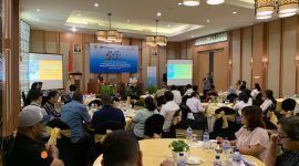 Pemateri dari PT Freeport Indonesia (PTFI), yakni Manager Community Health Development PTFI, Daniel Perwira, saat sedang memaparkan materi. (Foto: Galeri Papua/Moh. Wahyu Welerubun)