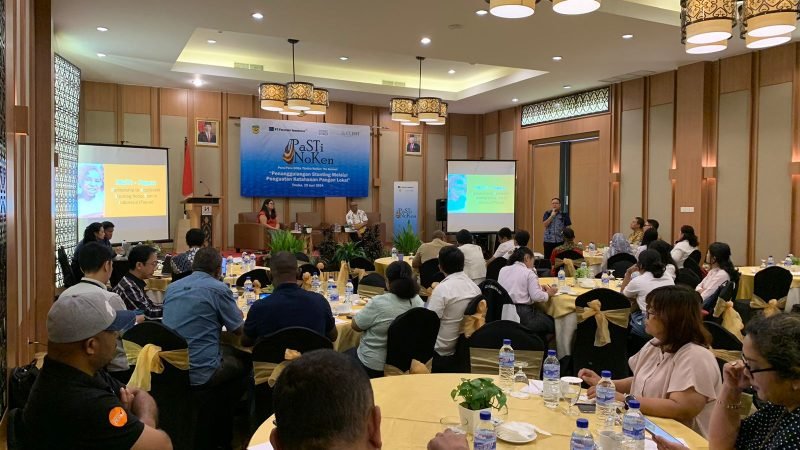 Pemateri dari PT Freeport Indonesia (PTFI), yakni Manager Community Health Development PTFI, Daniel Perwira, saat sedang memaparkan materi. (Foto: Galeri Papua/Moh. Wahyu Welerubun)