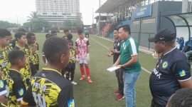 Para pemain PPLPD Mimika diberikan arahan oleh Pelatih Kepala, Feydi Oroh. (Foto: Istimewa)