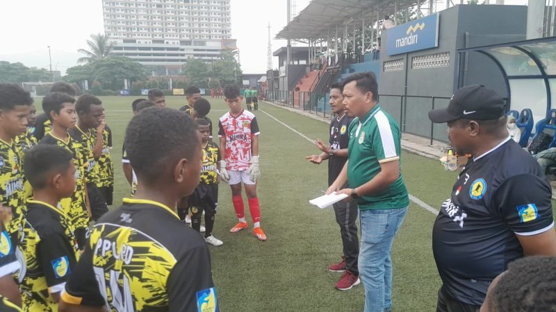 Para pemain PPLPD Mimika diberikan arahan oleh Pelatih Kepala, Feydi Oroh. (Foto: Istimewa)