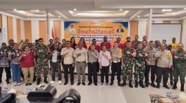 Foto bersama jajaran Pemerintah Distrik Mimika Baru, Asisten I Bidang Pemerintahan dan Kesejahteraan Rakyat pada Sekretariat Daerah Mimika, Robert Kambu, dan perwakilan TNI-Polri. (Foto: Galeri Papua/Endy Langobelen)