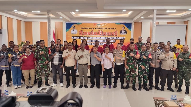Foto bersama jajaran Pemerintah Distrik Mimika Baru, Asisten I Bidang Pemerintahan dan Kesejahteraan Rakyat pada Sekretariat Daerah Mimika, Robert Kambu, dan perwakilan TNI-Polri. (Foto: Galeri Papua/Endy Langobelen)