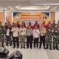 Foto bersama jajaran Pemerintah Distrik Mimika Baru, Asisten I Bidang Pemerintahan dan Kesejahteraan Rakyat pada Sekretariat Daerah Mimika, Robert Kambu, dan perwakilan TNI-Polri. (Foto: Galeri Papua/Endy Langobelen)