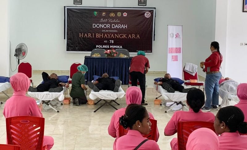 Suasana kegiatan donor darah di gedung Bhayangkara Polres Mimika, Sabtu (22/6/2024). (Foto: Galeri Papua/Moh. Wahyu Welerubun) 