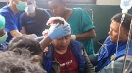 Korban tukang ojek yang ditembak di Puncak Jaya dilarikan ke RSUD Mulia. (Foto: Istimewa/Humas Polda Papua)