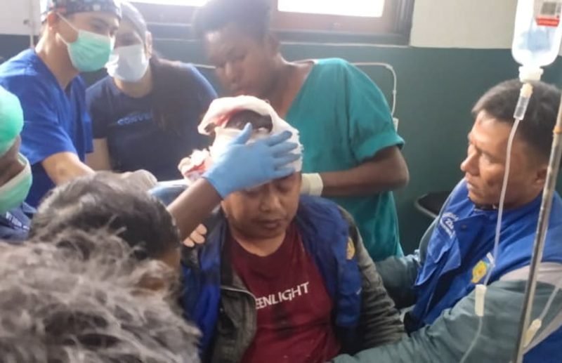 Korban tukang ojek yang ditembak di Puncak Jaya dilarikan ke RSUD Mulia. (Foto: Istimewa/Humas Polda Papua)