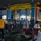 Tampak sejumlah anak berseragam merah putih ditemani orang tua mengantre di depan gerbang SMP Negeri 2, Timika, Papua Tengah, Senin (24/6/2024), untuk mendapatkan formulir PPDB. (Foto: Galeri Papua/Endy Langobelen)