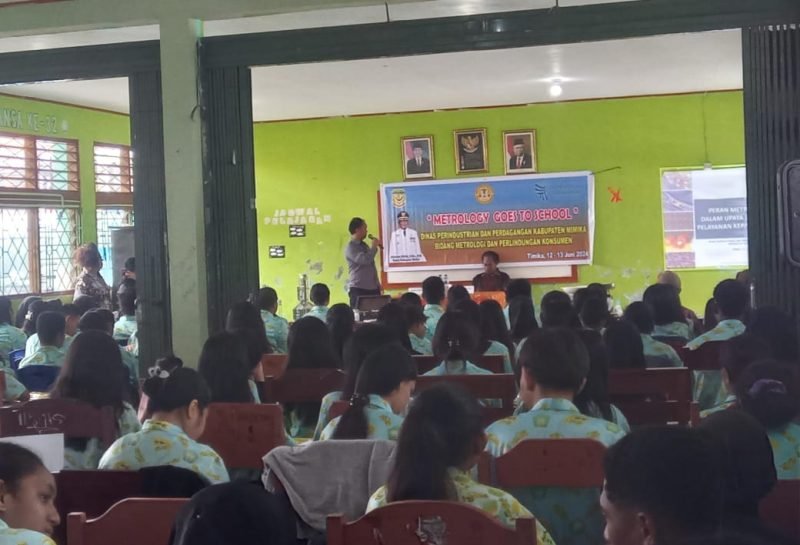 Kepala Dinas Disperindag Kabupaten Mimika, Petrus Pali Ambaa, memberikan arahan pada pembukaan Metrology Goes To School. 